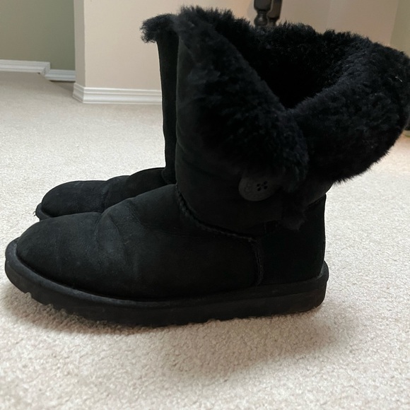 Black short Ugg boots with button Size 6 - Picture 3 of 5